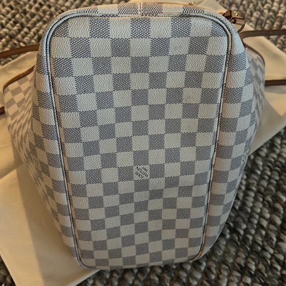 The Neverfull MM tote unites timeless design with heritage details. - Picture 9 of 17